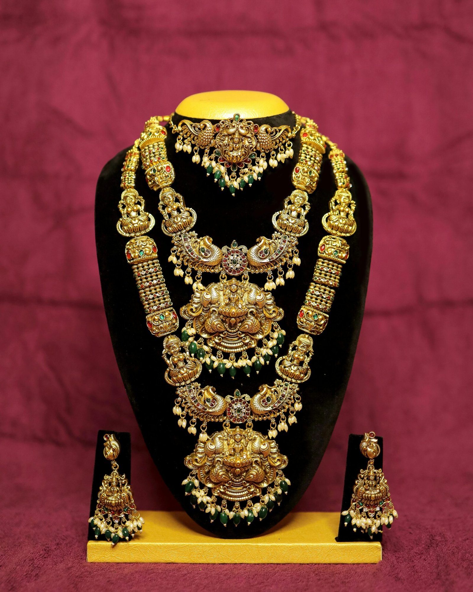 Luxurious Indian bridal jewelry set featuring intricate gold designs.